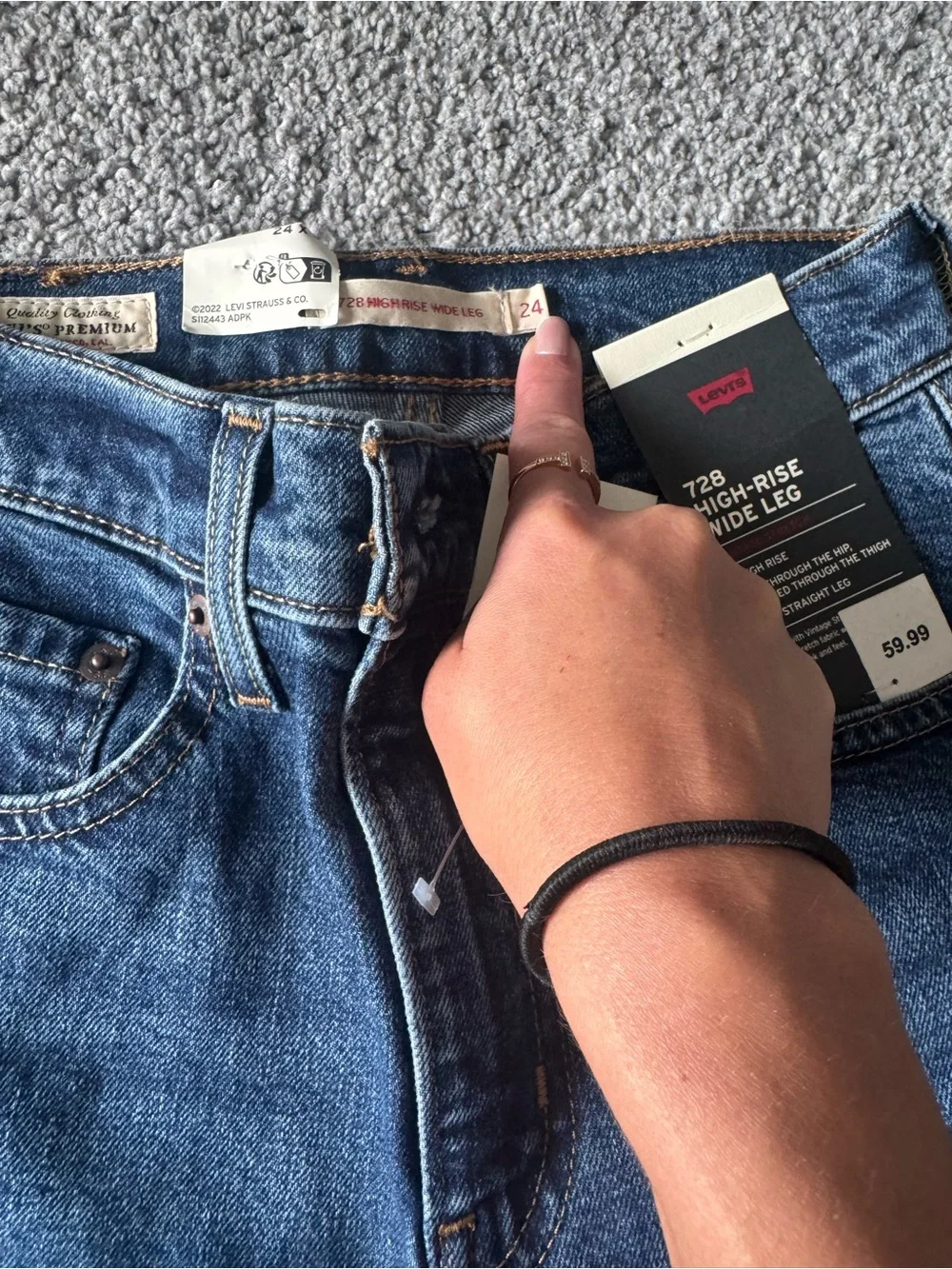 Levi's Classic Dark Blue Women's Jeans - Picture 2 of 3